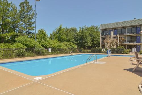 สระว่ายน้ำที่อยู่ใกล้ ๆ หรือใน Motel 6-Little Rock, AR - West