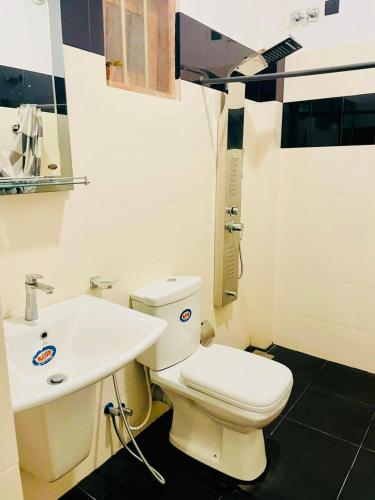 a bathroom with a toilet and a sink at Villa Elvio in Habaraduwa Central