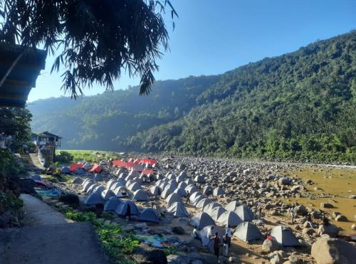 eine große Gruppe von Sonnenschirmen am Strand in der Unterkunft Vicky camps & Adventures in Shillong