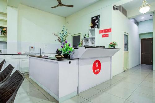 TV a/nebo společenská místnost v ubytování Hotel O Auroville Beach Formerly Prince Park Garden