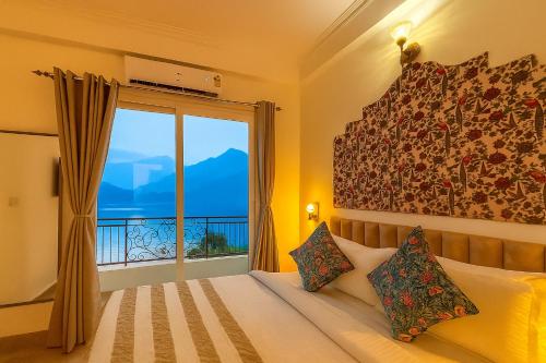 Postel nebo postele na pokoji v ubytování The Neeraj Ganga Rajmahal Wellness Dream