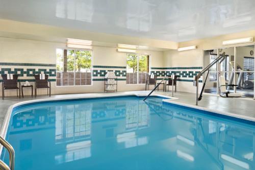 Piscina a Country Inn & Suites by Radisson, Romeoville, IL o a prop