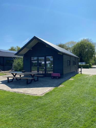 a building with a picnic table and a picnic table at Het Haantje in Wilp