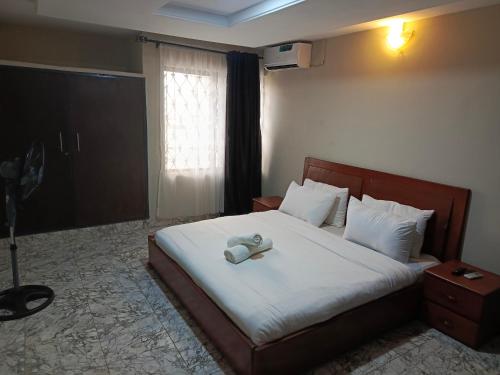 イバダンにあるBudget one bedroom apartmentのぬいぐるみが置かれたベッドのある寝室