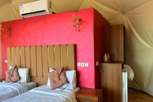 Postel nebo postele na pokoji v ubytování Desert Oasis in Wadi Rum Village - Cozy Lodge Room