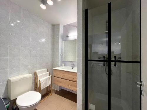 ein Badezimmer mit Toilette, Waschbecken und Dusche in der Unterkunft Saint Leonard in Lüttich