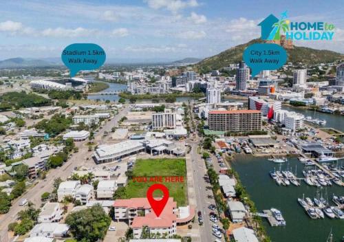 una vista aérea de una ciudad con puerto deportivo en Paradise on Palmer-City Stadium Ferry&Strand in Townsville, en Townsville