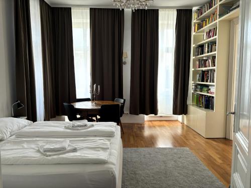Cama o camas de una habitación en Casa Nostra - Ausgefallene Wohnung am Augarten