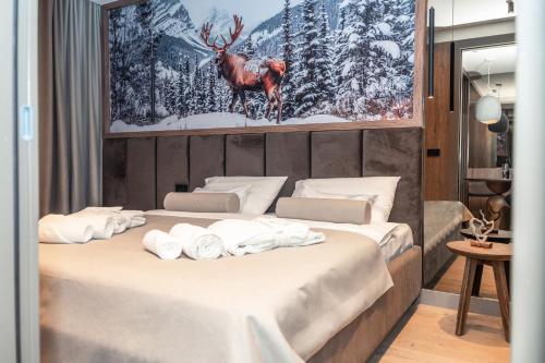 una camera da letto con due letti con asciugamani sopra di Apart-hotel Pahulja a Jahorina
