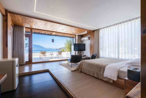a bedroom with a large bed and a large window at Dali Sky & Erhai Sea View Holiday Inn in Dali Shuanglang