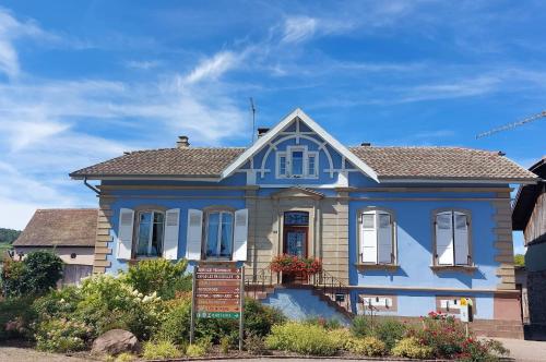 a blue house with a sign in front of it at Maison Chez Grand-mère, Route des vins in Bergheim