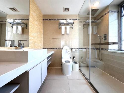 北京市にあるBeijing Sanlitun Shimao International Serviced Apartmentsのトイレ、洗面台、シャワー付きのバスルーム