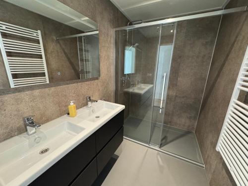 ein Badezimmer mit Waschbecken und Dusche in der Unterkunft Enkhuizer Strand BeachHouse Sinne Nr 514 in Enkhuizen