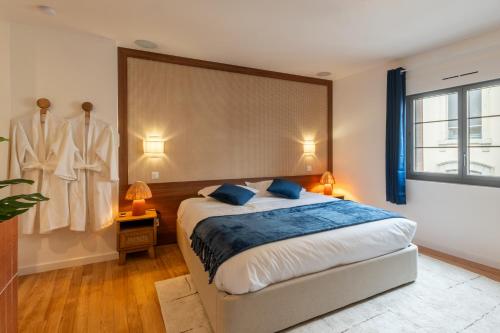 Postel nebo postele na pokoji v ubytování Pyrénées Signature - Suites & Spa