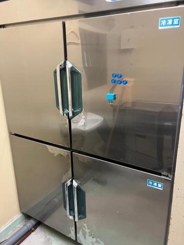 a glass cabinet with a sink in a room at 波浮とみや 全部屋個室 伊豆大島 in Oshima