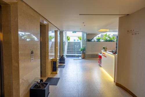 カントーにあるThe IRIS SIGNATURE HOTEL AND SPAのカウンターと冷蔵庫付きの建物の廊下