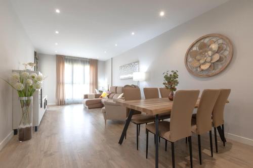 ein Esszimmer und ein Wohnzimmer mit Tisch und Stühlen in der Unterkunft Los Alamos Beach Flat - Parking EV - Parking Free in Torremolinos