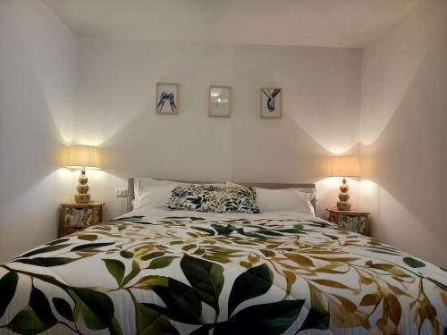 a bedroom with a large bed with two lamps at Colle del Sole - Ritiro di Natura e Benessere tra le Colline del Prosecco in Miane