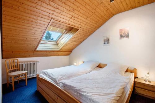 ein Schlafzimmer mit einem Bett mit Holzdecke in der Unterkunft Haus Thomann in Höchenschwand