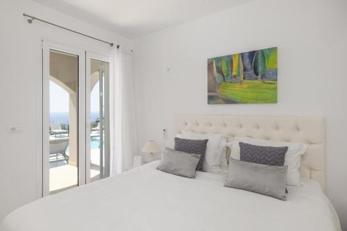 Ένα ή περισσότερα κρεβάτια σε δωμάτιο στο Villa Rabia - Elegant Sea-View Retreat in Mousata, Kefalonia