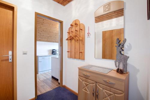 eine Küche mit einer Anrichte mit einer Hirschstatue darauf in der Unterkunft Haus Thomann in Höchenschwand