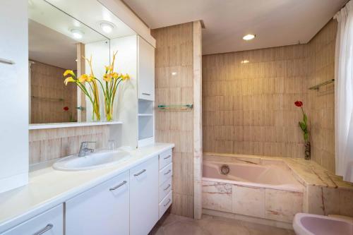 a bathroom with a sink and a bath tub at Es Mollet de Barcares in Alcudia