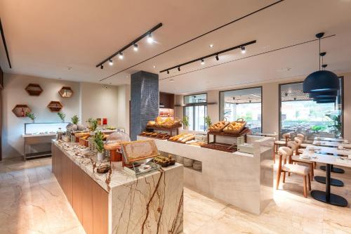 イクシアにあるAlizo Comfort Chic Stay Rhodes - Adults Onlyのカウンターとテーブル付きの広いキッチンが備わります。