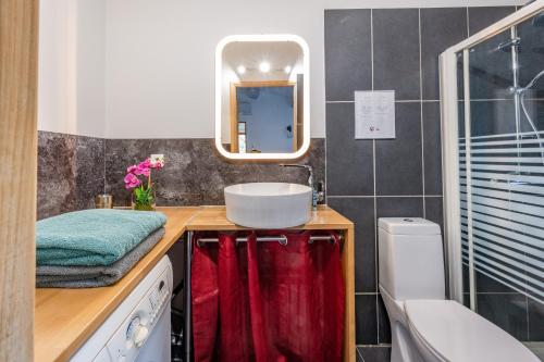 a bathroom with a sink and a mirror at Le Plan de la Tour - T2 4 pers climatisé, 1 ch, jardin, parking, douceur provençale in Plan-de-la-Tour