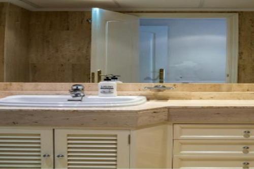 2 Bed Apartment Sleeps 4 - Pool Access - Garden