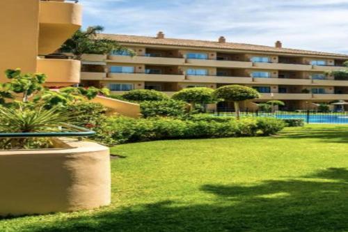 2 Bed Apartment Sleeps 4 - Pool Access - Garden