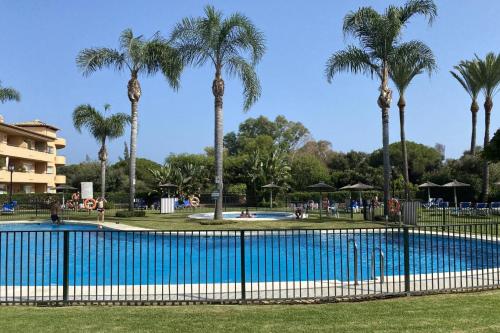 2 Bed Apartment Sleeps 4 - Pool Access - Garden
