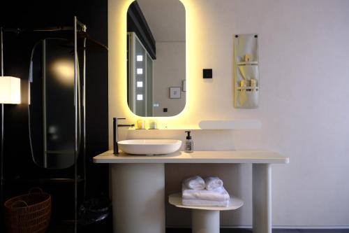 un baño con lavabo y espejo en Jianye Yisu · Private Hot Spring · Aether Designer Retreat (Datong Ancient City Huayan Temple), en Datong