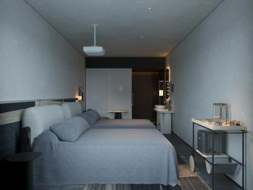 Un dormitorio con una cama grande y un escritorio. en Jianye Yisu · Private Hot Spring · Aether Designer Retreat (Datong Ancient City Huayan Temple), en Datong