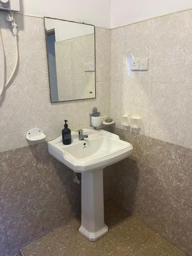 Ένα μπάνιο στο Surf and Retreat Hostel Weligama Srilanka -Coliving