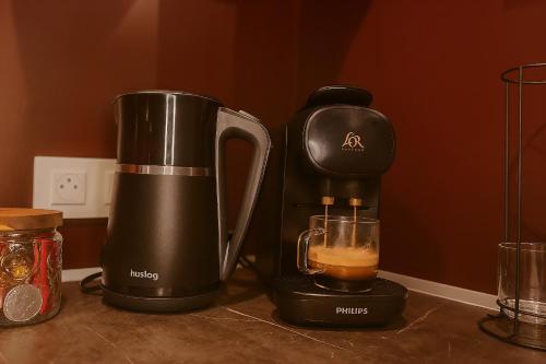 Příslušenství pro přípravu čaje a kávy v ubytování Suite Phoenix avec Cheminée, Terrasse et Videoprojecteur