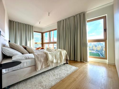 Deluxe Towarowa Towers Residence with Free Parking & AC by Renters Prestige