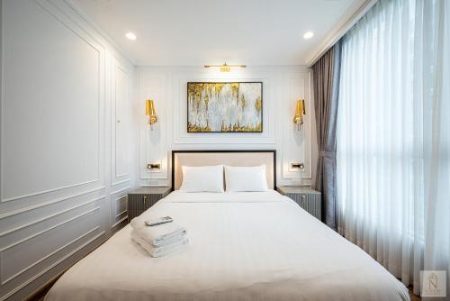 Postel nebo postele na pokoji v ubytování The Platinum Parkview Suite - HCM