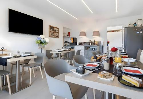 a kitchen and dining room with a table and chairs at Eco Del Garda Bnb in Tenno