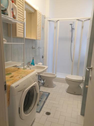 a bathroom with a washing machine and a toilet at Ancora: appartamenti Gaudenzi in Gabicce Mare