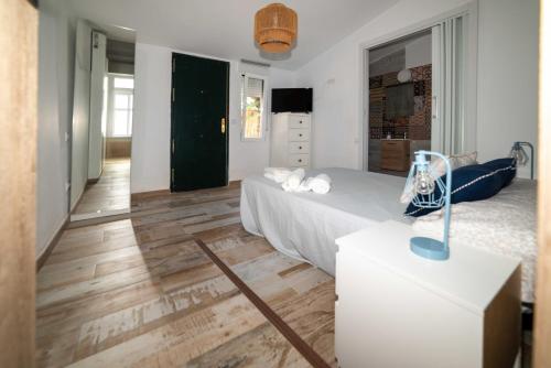 - une chambre avec un lit et du parquet dans l'établissement Finca Avellaneda, à Navahonda