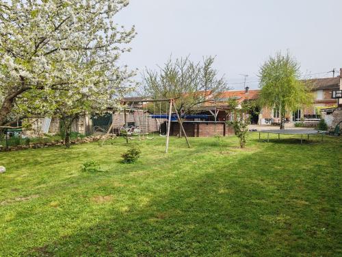 a yard with a playground with a swing at Cocon aux abords du Lac du Der in Perthes