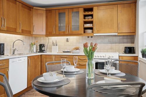 Η κουζίνα ή μικρή κουζίνα στο The Reindeer Lounge, Nordic Comfort in the Arctic