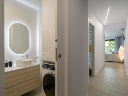 een badkamer met wastafel en wasmachine bij Sunset Arguineguin by CanariasGetway in Arguineguín