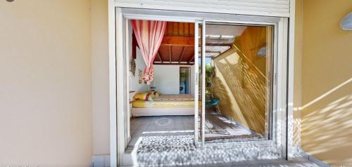 a mirror in front of a room with a bed at L'Oasis de L'Anse Bleue in Le Diamant