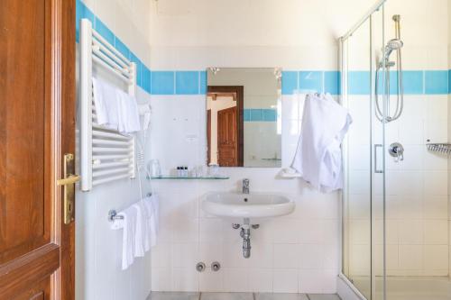 Un baño con lavabo y ducha en Li Suari Club Village, en San Teodoro