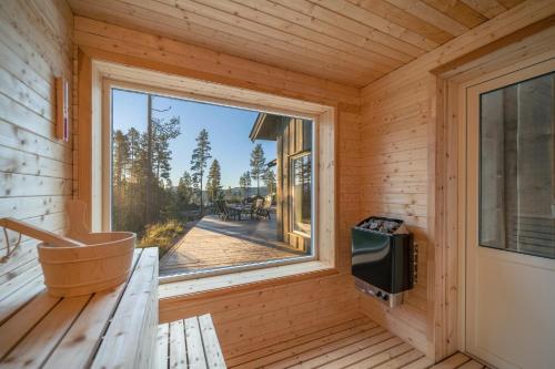 Una habitación de madera con una ventana y un televisor. en Jörd Hytte - 8p - With Sauna & Hot Tub, en Vradal