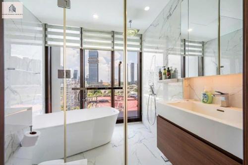 Ένα μπάνιο στο The Royal Metropole Saigon Suite