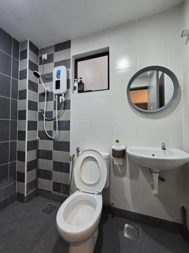 een badkamer met toilet en wastafel bij Manhattan Condo - Ipoh Merveille Luxe Stay in Ipoh