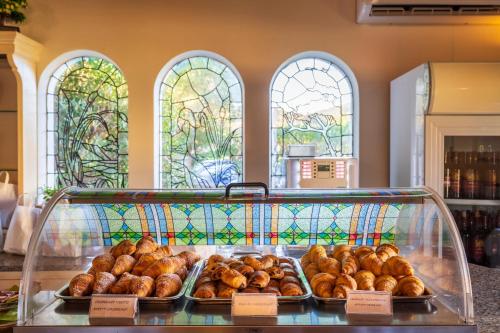 eine Vitrine mit vielen verschiedenen Brotsorten in der Unterkunft Li Suari Club Village in San Teodoro