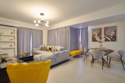 a living room with a couch and a table at ®2BR{The~City~Center}@DTown PoolGym NearCecilip in Carlos Guerra